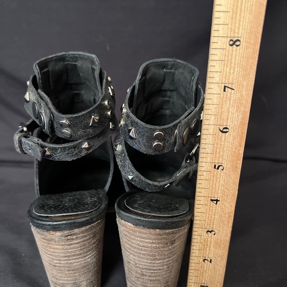 Circle G Fashion Shoes Womens 8 M Straps Round Toe Buckle Black P5180. 
Bin B13 - Picture 3 of 11